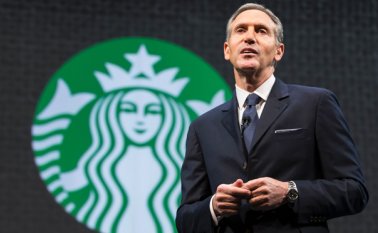 Schultz agregó que Starbucks buscará aumentar la comunicación con sus trabajadores. AFP