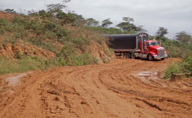 La vía alterna entre Urimaco y Termotasajero, en San Cayetano, que están utilizando los transportadores está en muy malas condiciones, algunas volquetas se han quedado varadas por el mal estado de la vía, causando demoras y sobrecostos. Archivo