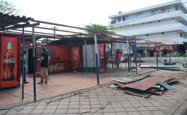 Los vendedores, junto a personal de la secretaría de Gobierno, hicieron el desmonte de las antiguas casetas en Natilán. Edinsson Figueroa