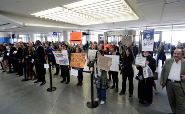 Los refugiados suelen vivir durante años en campamentos fuera de sus países de origen antes de que Estados Unidos decida aceptarlos. AP