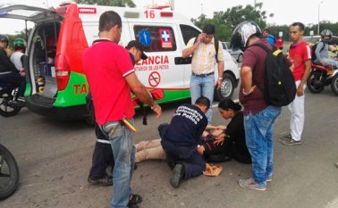 El motorizado fue atendido por funcionarios de Bomberos de Los Patios. Cortesía