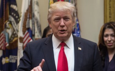 Fiel a su hábito, el presidente Donald Trump recurrió ayer a la red Twitter para atacar a los legisladores del partido Demócrata, a quienes responsabiliza por la demora en la confirmación de los nominados del gabinete.  AFP