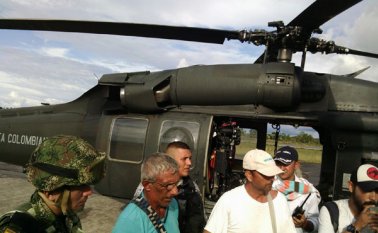 Dos horas después del avistamiento de la aeronave, las autoridades lograron establecer que los cinco ocupantes habían caminado hasta una comunidad indígena y fueron ellos quienes les prestaron los primeros auxilios y les dieron agua y comida, ante la deshidratación severa que ya presentaban algunos de ellos por la larga caminata que tuvieron que hacer para llegar a la comunidad. Colprensa