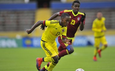 La selección juvenil de Colombia espera seguir avanzando en el Suramericano Sub-20 de Ecuador de la mano del goelador Ever Valencia, en acción (13). AFP