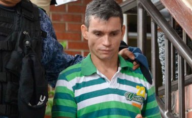 Quintero Robles llevaba un bolso negro con una subametralladora MiniUzi (con un proveedor y 20 cartuchos), una pistola, un revólver, un radio de comunicaciones, manuscritos con nombres de personas y números celulares y 57 cartuchos calibre 9 milímetros. En la foto, su cómplice Javier Cruz Rubio. Archivo