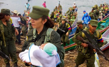 Imágenes como estas se han visto con frecuencia durante el traslado de los integrantes de las Farc a las zonas veredales en las que prepararán su regreso a la vida civil. Antes el embarazo no era permitido en la guerrilla. Colprensa