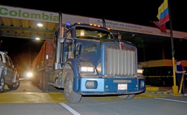 A pesar de que desde septiembre se habilitó el permiso para importar y exportar mercancía por el paso fronterizo, las exportaciones por la aduana de Cúcuta no registran el mejor resultado, la compra de productos per cápita supera las exportaciones formales. Archivo
