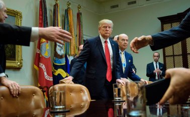 Trump congeló durante 90 días la entrada de viajeros de Irak, Siria, Irán, Sudán, Libia, Somalia y Yemen y suspendió la admisión de cualquier refugiado durante 120 días. AFP