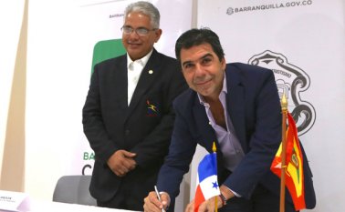 José Blandón Figuero, alcalde de Panamá (izquierda), y Alejandro Char Chaljub, alcalde de Barranquilla, firmaron un acuerdo para contribuir al desarrollo económico de ambos lados. Colprensa