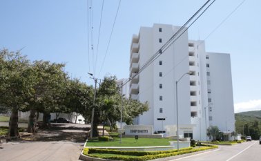Un estudiante de once grado  murió al caer del último piso de este edificio localizado en el sector de La Floresta. La Opinión