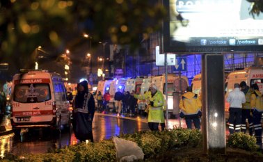 Socorristas y personal de seguridad en el club Reina de Estambul, tras el ataque del Estado Islámico del 1 de enero de 2017. Archivo