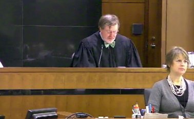 En esta captura de pantalla, tomada de United States Courts, se muestra al juez James Robart durante la vista de un caso en un tribunal de Seattle, el 12 de marzo de 2013. Robart congeló temporalmente la aplicación del decreto presidencial de Trump que vetaba la entrada a Estados Unidos de migrantes procedentes de siete países de mayoría musulmana. AP