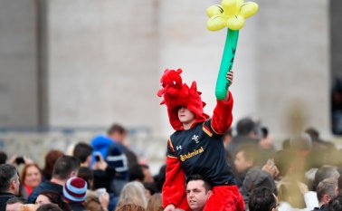 El papa ha denunciado varias veces la caída de la natalidad en Europa, en particular en Italia. Un joven sobre los hombros de un adulto durante la oración del Ángelus del papa Francisco, en la plaza de San Pedro, este domingo. AFP