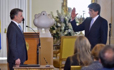 El también exasesor del Gobierno en los diálogos de La Habana tomó posesión ayer como nuevo integrante de la Corte Constitucional, ante el presidente Juan Manuel Santos. Presidencia