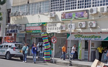 La apertura de casas de cambio, por parte del gobierno venezolano, no ha impedido que el bolívar en la zona de frontera siga devaluándose.  Archivo