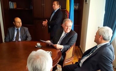 El exprocurador Alejandro Ordóñez se reunió ayer con el Directorio Nacional Conservador a quien le pidió declararse en oposición a Santos y Vargas. Colprensa