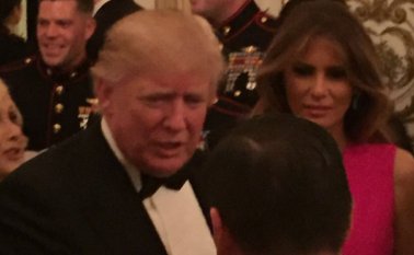 Este es el momento en que Juan Carlos Pinzón se saluda con Donald Trump. Colprensa