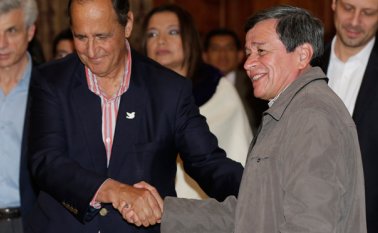 En esta foto de archivo del 18 de enero de 2017, el representante del Gobierno colombiano, Juan Camilo Restrepo, a la izquierda, y Pablo Beltrán, delegado del Ejército de Liberación Nacional (Eln), se estrechan las manos al final de una rueda de prensa conjunta en Quito, Ecuador. Archivo