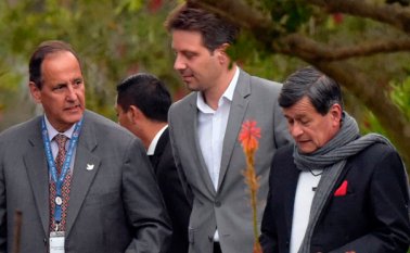 Juan Camilo Restrepo (izquierda), jefe negociador del Gobierno de Colombia camina junto al canciller de Ecuador, Guillaume Long (centro), y Pablo Beltrán, jefe negociador del Eln.
AFP
