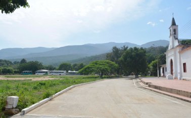 Así luce la calle principal del corregimiento. Es la única vía secundaria en concreto y está ubicada frente a la iglesia y el polideportivo principal. Edinsson Figueroa