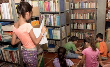 La biblioteca también tiene juegos didácticos y al terminar las tareas los niños aprovechan unos minutos para jugar con sus amigos. Alfredo Estévez