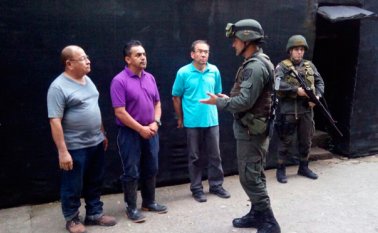Las tres víctimas fueron dejadas en el parque principal de Las Mercedes por Los Pelusos, informaron la Policía y el Ejército. Cortesía