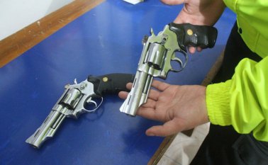 Salvo los casos permitidos (Policía, Fiscalía, Congreso, Procuraduría, Unidad Nacional de Protección...) nadie más puede portar armas de fuego. Orlando Carvajal