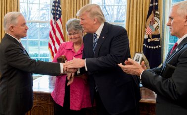 El presidente Donald Trump dijo que la investidura de Jeff Seassons como nuevo secretario de Justicia representaba una “nueva era” para el país. La ceremonia se efectuó en el Salón Oval de la Casa Blanca. Sessions en el Senado defendió una “mano dura” contra los inmigrantes en situación irregular, unos 11 millones. AFP