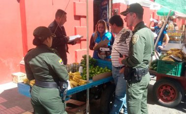 Funcionarios de la Inspección de Policía y de la Alcaldía recorrieron las vías de los alrededores del mercado para verificar el número de vendedores. Roberto Ospino