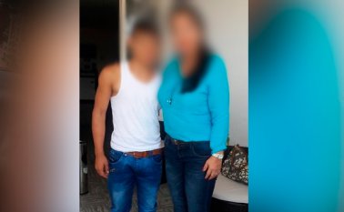 El menor liberado junto a su madre. Colprensa