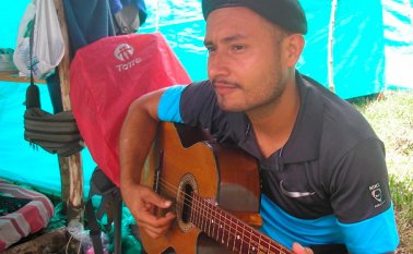 A pesar de las incomodidades en la zona veredal de La Carmelita, los guerrilleros del Bloque Sur de las Farc en Putumayo, le siguen apostando a la paz y esta vez con arte, cultura y música. Colprensa