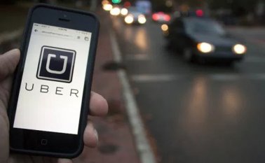 El demandante habría abierto una sesión Uber en el teléfono inteligente de su mujer para pedir un vehículo.  Internet