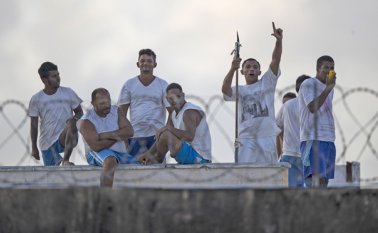 A las autoridades les tomó varios días restablecer el orden y familiares de las víctimas afirman que el gobierno los trató “como perros”. AP