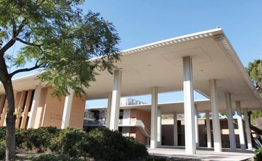 Bayan Claremont es una escuela de graduados que opera desde 2011 y educa a los estudiosos musulmanes y líderes religiosos estadounidenses. Ofrece maestrías y doctorados en diferentes campos de las ciencias religiosas islámicas. Internet