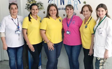 Yakeline Arenas (Soñar), Sandra Chacón, Rosalinda Padilla (Anican), Pilar Serrano (Soñar), Zoila de Páez (Anican) y la oncóloga pediatra del Hospital Universitario Erasmo Meoz, Angélica Páez. Cortesía