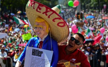 También para criticar la "débil" reacción de su líder Enrique Peña Nieto respecto al proyecto del muro fronterizo. AFP