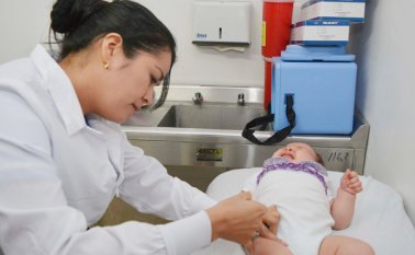 Hasta el centro de salud Jorge Cristo Sahium, ubicado en La Parada, llegan diariamente decenas de venezolanos con sus hijos en busca de vacunas que no hay en su país. Edinsson Figueroa