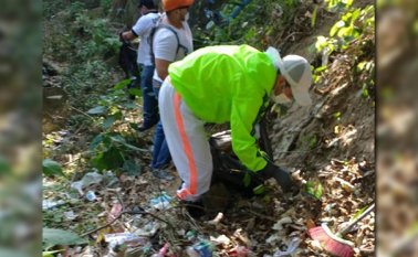 Un grupo de jóvenes se le midió a limpiar el río Tejo de Ocaña, que atraviesa al municipio de sur a norte. Javier Sarabia