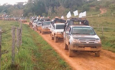 La carava de integrantes de la guerrilla, quienes salieron de La Gabarra, fue paralizada el viernes a la altura de la vereda Matecocos, por la denuncia de la parición de hombres armados. Tomada de Twitter