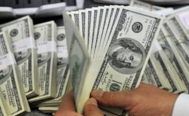 La caída de los precios del crudo redujo los ingresos en divisas en un 75% en el último año y medio, según Faría, una situación crítica para un país dependiente de las importaciones. Internet