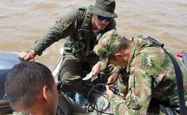 La embarcación que trasladaba a los integrantes de las Farc a una de las zonas veredales se averió. El comandante guerrillero y dos oficiales de las Fuerzas Militares se sentaron juntos para tratar de arreglarla, bajo la mirada del equipo de Naciones Unidas que monitoreaba todo el operativo. @ManuelB_FARC.