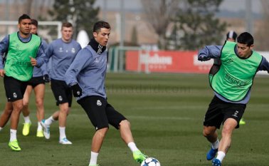 El técnico del Real Madrid Zinedine Zidane dijo ayer en la rueda de prensa previo al juego de hoy ante el Nápoli, que el colombiano James Rodríguez está en el grupo de convocados, pero no aseguró que si será inicialista. Cortesía