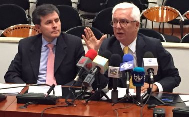 El senador Jorge Robledo, (derecha) denunció el 18 de enero del presente año que la empresa brasileña Odebrecht, recibió un préstamo que le entregó el Banco Agrario en el 2015 por $120.000 millones, en momentos en que ya estaba en causa de disolución por parte de la Superintendencia de Sociedades. Colprensa