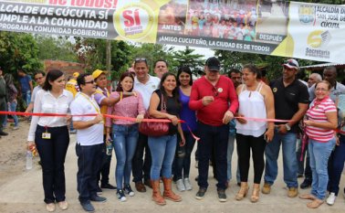 El alcalde de Cúcuta, inauguró 10 calles en las veredas El Núcleo, El Plomo y Los Reyes, en total, en lo que va de la administración se han pavimentado 60 calles rurales. Cortesía