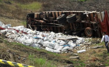 Un hombre camina junto a unas 30 toneladas de billetes venezolanos que cayeron de un camión volcado cerca de San Estanislao, 220 kilómetros al norte de Asunción, este miércoles. AP