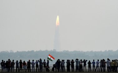 El récord anterior de lanzamientos simultáneos estaba en manos de Rusia, que en junio de 2014 había puesto en órbita 39 satélites. AFP