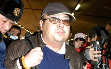 En esta imagen de archivo, tomada el 11 de febrero de 2007, muestra un hombre que se cree es Kim Jong Nam, el hijo mayor del entonces líder de Corea del Norte, Kim Jong Il, rodeado por medios de comunicación a su llegada al aeropuerto de Beijing procedente de Macao. AP
