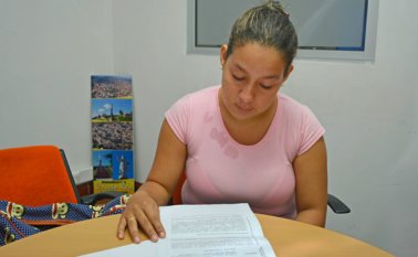 Tatiana Cárdenas, mamá de Iván Alexis, denunció el miércoles que la vida de su hijo corre peligro por la demora de Coomeva Eps de entregarle elementos quirúrgicos. Karina Judex