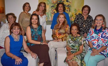 Marleni Ararat, Belén de Román, Yolanda Rey de Colmenares, Fabiola Hernández, Cecilia de Uribe. Sentadas: Claudia González de Mora, Josefina de Botta, Betty Parada, Sonia de Rodríguez (Homenajeada), y Piedad Valero de Salgar. Edinsson Figueroa
