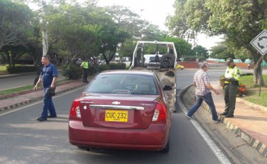 La multa por prestar servicio de transporte público sin autorización es de un salario mínimo mensual legal vigente, es decir, 737.717 pesos. Alfredo Estévez